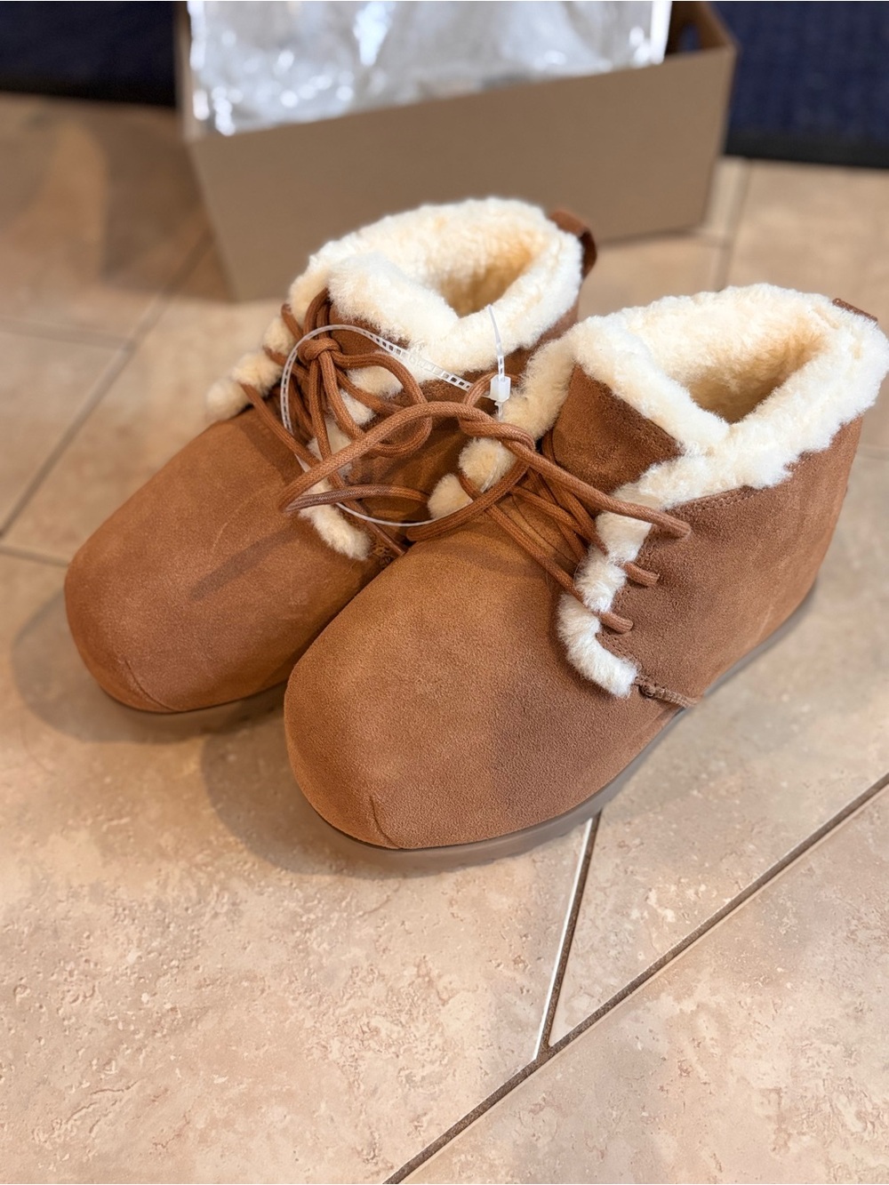 NEW UGG Women Boots size:7.0
 - Chestnut